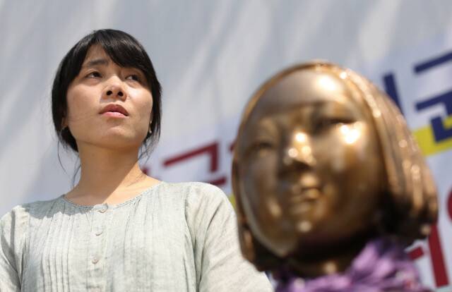 자신의 작품 가운데 ‘위안부’ 피해 여성에 관한 첫 소설 ‘한 명’을 2016년 8월 출간한 당시 한겨레와 인터뷰한 김숨 작가. 한겨레 자료사진