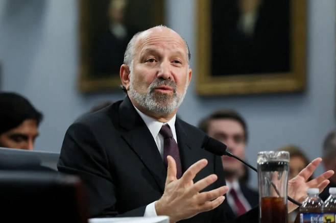 미국 상무부 장관 하워드 러트닉이 지난 6월5일(현지시각) 워싱턴 디시(D.C.) 캐피톨 힐에서 열린 하원 세출위원회 청문회에 출석해 도널드 트럼프 미국 대통령의 상무부 예산 요청안에 대해 증언하고 있다. 워싱턴/로이터 연합뉴스