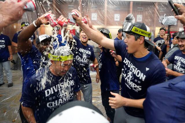 로스앤젤레스(LA) 다저스 선수들이 26일 내셔널리그 서부지구 우승을 확정 지은 뒤 라커룸에서 축하하고 있다. 피닉스/AP연합뉴스