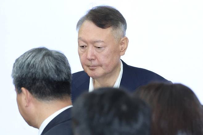 윤석열 전 대통령이 26일 서울 서초구 서울중앙지법에서 열린 특수공무집행방해, 직권남용 권리행사방해 등 혐의 사건 첫 공판에 출석하고 있다. 사진공동취재단