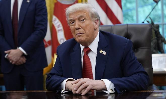 도널드 트럼프 미국 대통령이 25일 백악관에서 행정명령에 서명하며 발언하고 있다. EPA 연합뉴스