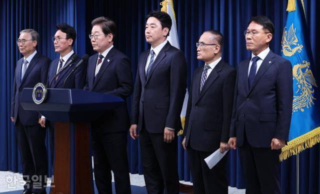 이재명 대통령이 올해 6월 서울 용산구 대통령실 브리핑룸에서 국무총리 후보자, 대통령 비서실장 등 첫 인사 발표를 하고 있다. 왕태석 선임기자