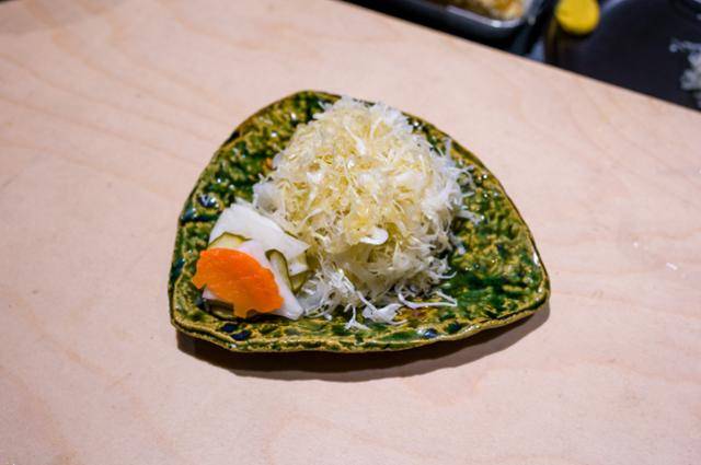 시소 폰즈 드레싱을 곁들인 양배추 샐러드. 장준우 제공