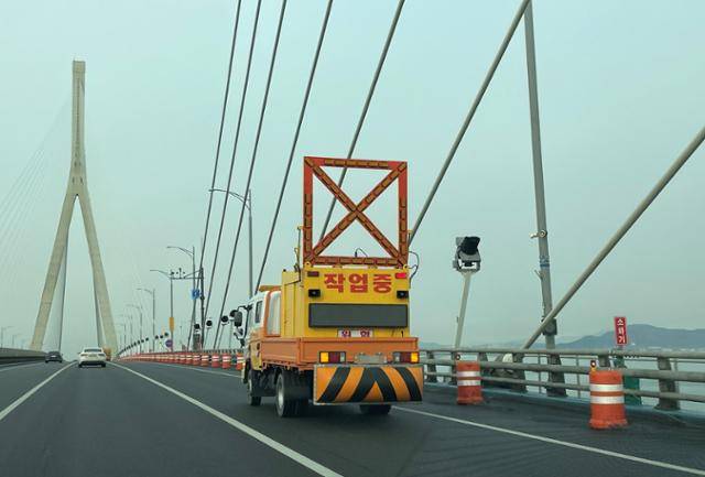 2023년 인천대교 갓길에 주·정차 방지용 플라스틱 드럼통이 설치돼 있다. 이후 철거된 상태다. 이환직 기자