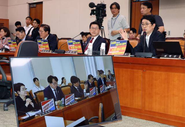 주진우 국민의힘 의원이 22일 서울 여의도 국회에서 열린 법제사법위원회의 검찰개혁 입법청문회에서 노트북에 붙인 유인물의 철거 요청에 대해 항변하고 있다. 뉴시스