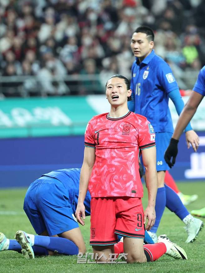 조규성이 21일 오후 서울 마포구 서울월드컵경기장에서 진행된 대한민국과 태국의 2026 북중미 월드컵 아시아지역 2차 예선에서 후반 헤딩슛이 빗나가자 아쉬워하고 있다. 상암=김민규 기자 mgkim1@edaily.co.kr /2024.03.21/