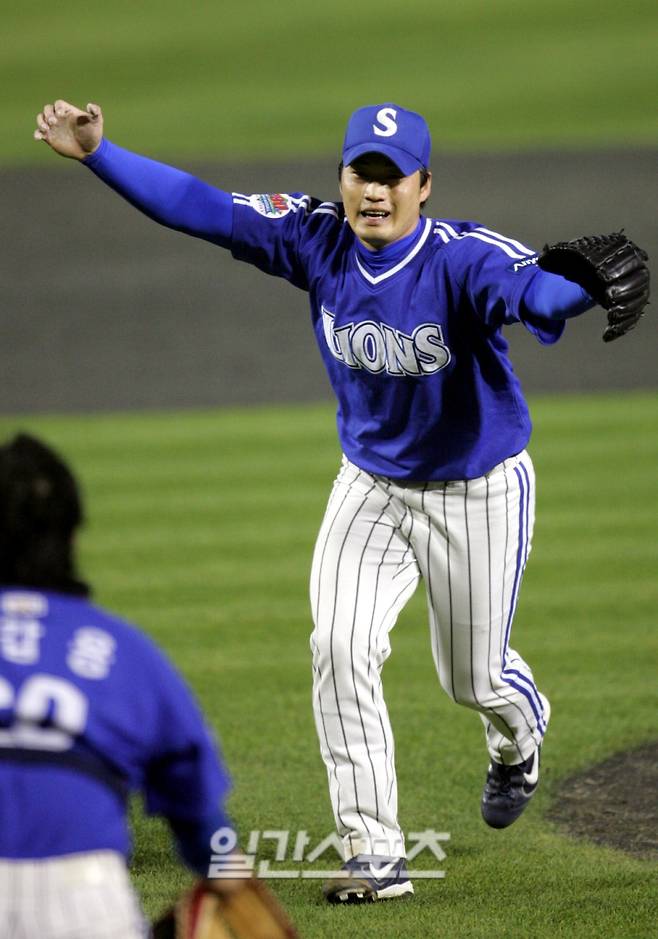 2005년 한국시리즈 우승 확정 후 포수 진갑용에게 달려가고 있는 오승환. IS 포토