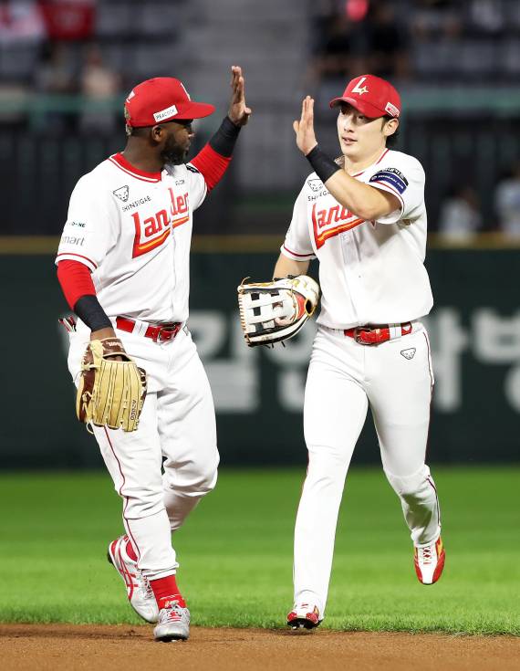 25일 KT전에서 수비를 마친 뒤 더그아웃으로 들어오는 에레디아와 최지훈. SSG 제공