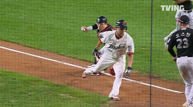 26일 대전 LG-한화전 7회 말 박동원의 태그 장면. 박동원은 공을 오른손에 쥐고 빈 글러브로 노시환을 태그했다. 티빙 캡처