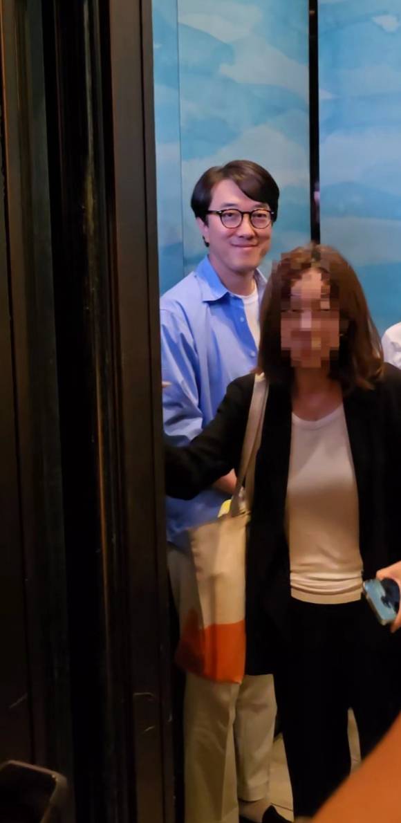 24일(현지시간) 하와이 마우이에서 진행된 퀄컴의 연례 행사 스냅드래곤 서밋 2025 현장에서 최원준 삼성전자 사장(왼쪽 첫 번째)이 엘리베이터를 타고 이동하려는 모습. 이날 최 사장은 크리스티아노 아몬 퀄컴 최고경영자(CEO)와 만남을 가진 것으로 알려졌다. [사진=공동취재단]