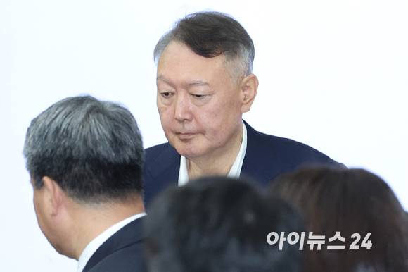 윤석열 전 대통령이 26일 서울 서초동 서울중앙지법에서 열린 특수공무집행방해 혐의 재판에 출석하고 있다. [사진=사진공동취재단]