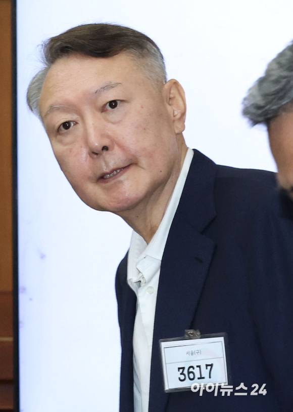 윤석열 전 대통령이 26일 서울 서초구 서울중앙지법에서 열린 특수공무집행방해, 직권남용 권리행사방해 등 혐의 사건 첫 공판에 출석하고 있다. [사진=사진공동취재단]