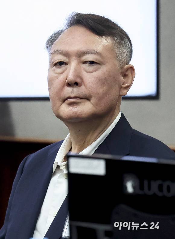 윤석열 전 대통령이 26일 서울 서초구 서울중앙지법에서 열린 특수공무집행방해, 직권남용 권리행사방해 등 혐의 사건 첫 공판에 출석하고 있다. [사진=사진공동취재단]