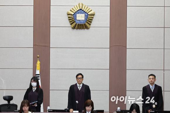 윤석열 전 대통령의 특수공무집행방해, 직권남용 권리행사방해 등 혐의 사건 첫 공판이 열린 26일 서울 서초구 서울중앙지법에서 백대현 부장판사가 입정하고 있다. [사진=사진공동취재단]