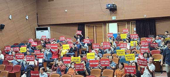 신세계개발 골프 회원 비상대책위원회(비대위) 200여명이 양산 웅상문화체육센터에서 집회를 펼치고 있다. [사진=신세계개발 골프 회원 비상대책위원회]