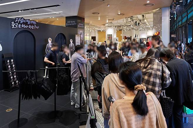 26일 서울 서대문구 현대백화점 신촌점 유플렉스에 마련된 카카오페이지 웹소설 '괴담에 떨어져도 출근을 해야 하는구나(괴담출근)' 팝업스토어에 방문객들이 입장하고 있다. [사진=카카오엔터테인먼트 제공]