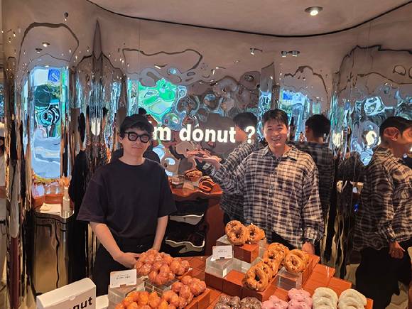 강창민(오른쪽) 에잇그라운드 대표와 히라코 료타 셰프가 지난 24일 서울 성수동 아임도넛 1호점에서 열린 프리뷰 행사에서 브랜드 철학과 제품 등을 소개했다. [사진=전다윗 기자]