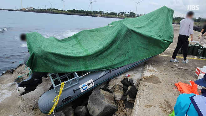 지난 8일 제주시 한경면 용수리 해녀탈의장 인근에서 발견된 고무보트