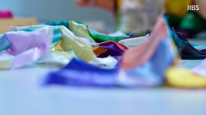 무수한 천 조각은 누군가의 손길을 거쳐 결국 하나의 이불로 완성된다.