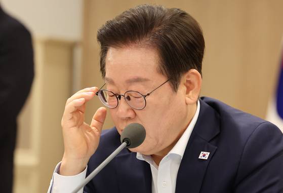 이재명 대통령이 8월 22일 서울 용산 대통령실에서 열린 국가과학기술자문회의 전원회의에서 참석자들의 발언을 들으며 안경을 만지고 있다. 대통령실사진기자단