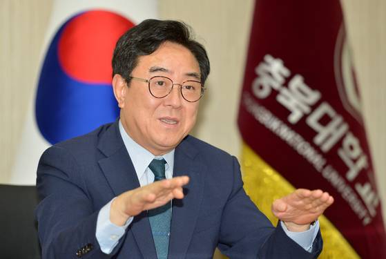 고창섭 충북대 총장은 지난 19일 대학 총장실에서 진행한 중앙일보와의 인터뷰에서 “대학이 지역의 구심점이 돼야 한다”고 말했다. 김성태 객원기자