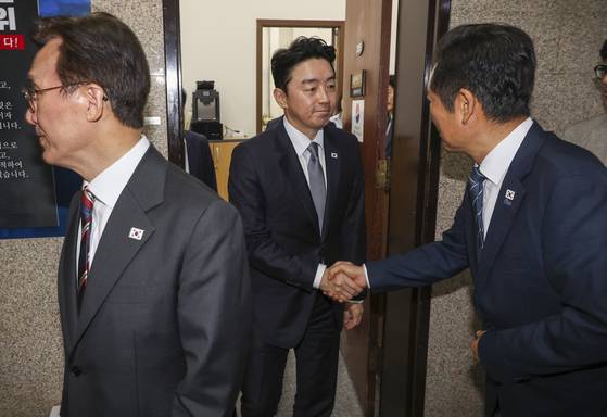 정청래 더불어민주당 대표(오른쪽)와 강훈식 대통령비서실장이 25일 국회 민주당 대표실에서 긴급 고위 당·정·대 회의를 마친 뒤 악수하고 있다. 왼쪽은 김민석 국무총리. 당·정·대는 이날 정부조직법 개정안에서 금융조직 개편 방안을 철회하기로 했다. [연합뉴스]