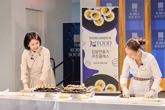 김혜경 여사가 24일(현지시간) 뉴욕코리아 소사이어티에서 열린 동포 미래세대 대상 한식 요리교실에 참석해 있다. 연합뉴스