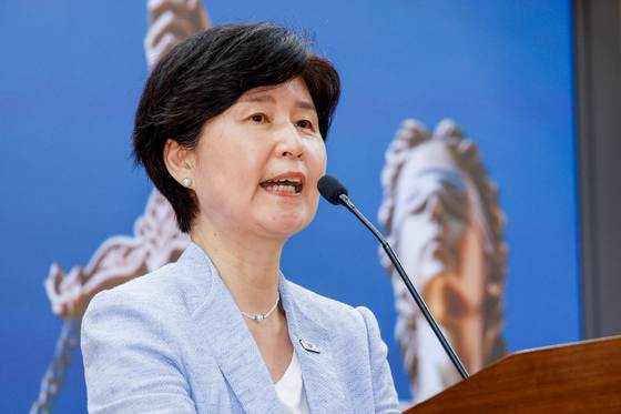 더불어민주당 사법개혁 특별위원회 백해련 위원장이 지난달 27일 서울 여의도 국회의원회관에서 열린 '사법권한 분산 및 신뢰 회복을 위한 국민경청대회'에 참석해 인사말을 하고 있다. 뉴스1