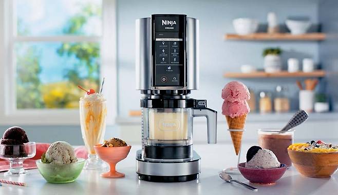 이러한 흐름이 가정으로 퍼지며, 닌자의 아이스크림 메이커 ‘크리미’ 같은 가정용 제품에 대한 관심이 높아지고 있다. [사진 코스모앤컴퍼니]