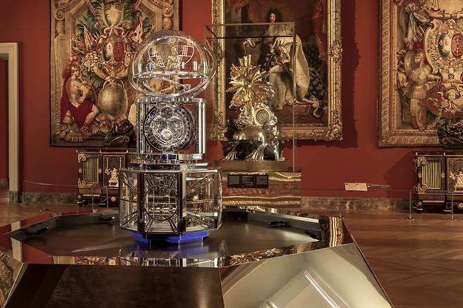 루브르 박물관 리슐리외관 602호실에 전시 중인 라 꿰뜨 뒤 떵 시계. 오른쪽 뒤로 보이는 시계는 브랜드가 복원 과정에 참여한 '세계의 창조, 팬듈 클락'이다. 사진 바쉐론 콘스탄틴