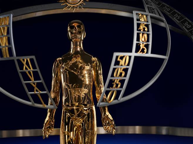 천문학자 오토마통 옆에 불규칙하게 숫자를 놓았다. 사진 상 왼쪽 로마숫자는 시, 오른쪽은 아라비아숫자는 분이다. 오토마통 작동 시 양팔이 움직이며 현재 시각에 해당하는 숫자를 가리킨다. 사진 바쉐론 콘스탄틴