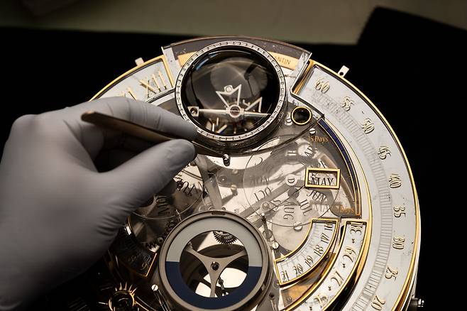 투르비용과 퍼페추얼 캘린더 등 제작이 어려운 하이 컴플리케이션으로 이뤄진 시계 부분의 조립 과정. 투명한 크리스탈락으로 완성했다. 사진 바쉐론 콘스탄틴