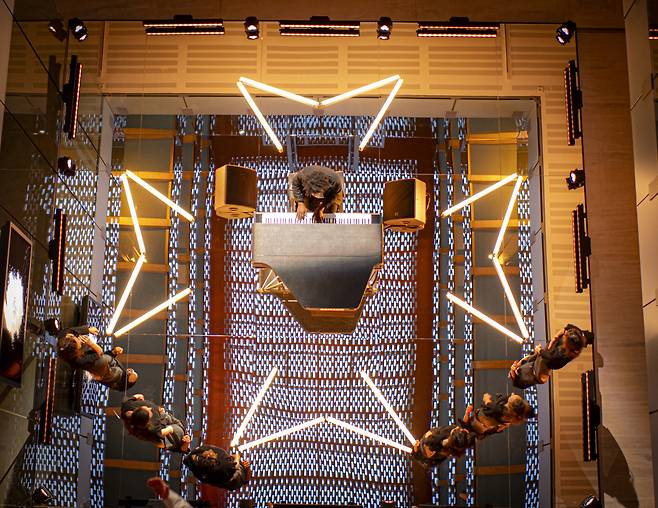 바쉐론 콘스탄틴을 상징하는 말테 크로스 심볼로 꾸민 설립 270주년 행사 전경. 사진 바쉐론 콘스탄틴