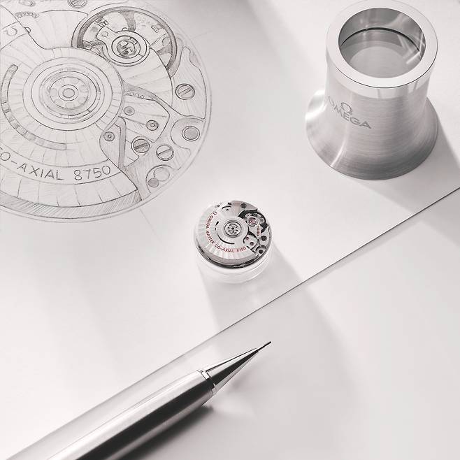 이번 컬렉션의 심장 역할을 하는 무브먼트, 마스터 크로노미터 칼리버 8750. 사진 오메가