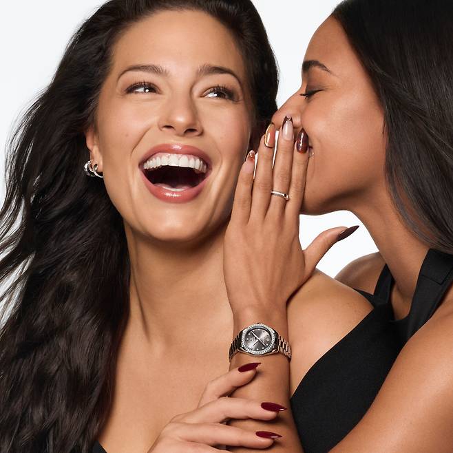 모델 애슐리 그레이엄과 배우 아리아나 드보스가 등장한 캠페인 사진. 사진 오메가