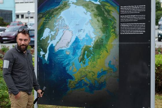 14일 노르웨이 트롬쇠 정부청사 인근을 지나는 주민. 우상조 기자