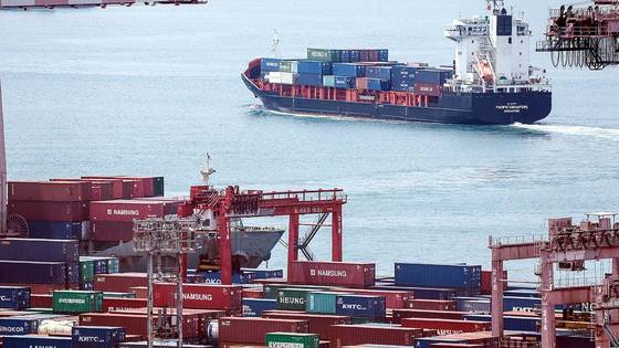 부산항 떠나는 컨테이너선. 연합뉴스