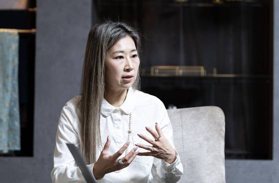 지난 18일 서울 소공동 롯데호텔에서 만난 ‘케이팝 데몬 헌터스’(‘케데헌’)의 매기 강 감독은 "한국인이라는 정체성을 가져왔고 한국문화를 알리는 영화를 만들고자 했다"고 말했다. 권혁재 사진전문기자