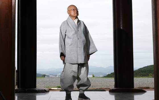 성파 스님이 통도사 장경각 앞에 서 있다. 성파 스님은 팔만대장경 전체를 직집 도자기 방식으로 제작해 1000년이 흘러도 변함이 없도록 만들었다. 양산=송봉근 기자