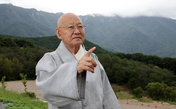 통도사 서운암에서 만난 성파 스님은 “티끌 같은 먼지 하나에 온 우주가 담겨 있다. 작은 것 하나라도 소홀히 하지 마라. 하나를 뚫으면 온 우주가 뚫린다”고 말했다. 양산=송봉근 기자