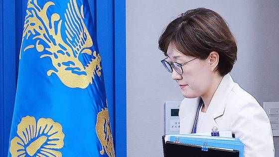 김현지 대통령실 총무비서관이 7월 17일 서울 용산 대통령실 청사에서 이재명 대통령 주재로 열린 4차 수석·보좌관 회의에 참석하고 있다. 연합뉴스