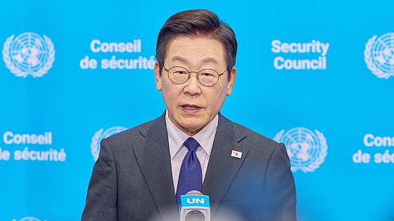 이재명 대통령이 24일(현지시간) 미국 뉴욕 유엔본부에서 안전보장이사회 공개 토의에 앞서 약식 브리핑을 하고 있다. 김현동 기자