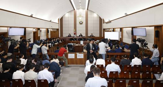 윤석열 전 대통령의 특수공무집행방해, 직권남용 권리행사방해 등 혐의 사건 첫 공판이 열린 26일 서울 서초구 서울중앙지법에서 백대현 부장판사가 발언하고 있다. 뉴스1