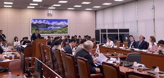 지난 9월 22일 국회 외통위 상임위 회의실에서 이민법인 대양의 정만석 미국 변호사가 'E4 비자신설의 필요성'을 주제로 기조발제를 하고 있다