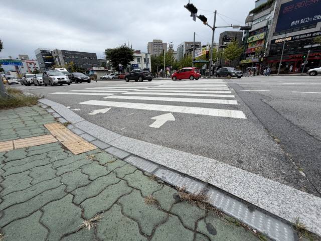 ▲ 춘천 후평사거리에 설치된 바닥 보행 신호등이 빨간 불이 들어와야 하지만 고장난 채 작동하지 않고 있다.  최수현 기자