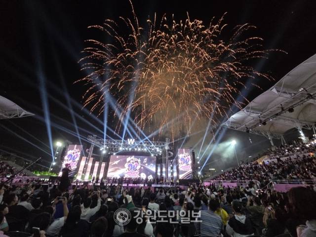 ▲ 2025 원주 댄싱카니발이 26일 원주 댄싱공연장에서 개막한 가운데 시민들의 환호 속 화려한 불꽃놀이가 펼쳐졌다. 권혜민