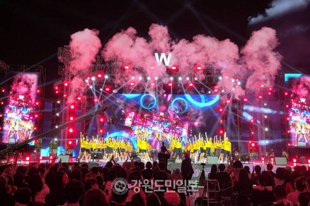 ▲ 2025 원주 댄싱카니발이 26일 저녁 원주 댄싱공연장 일대에서 주제공연  ‘Waves of Wonder’로 막을 올렸다. 권혜민