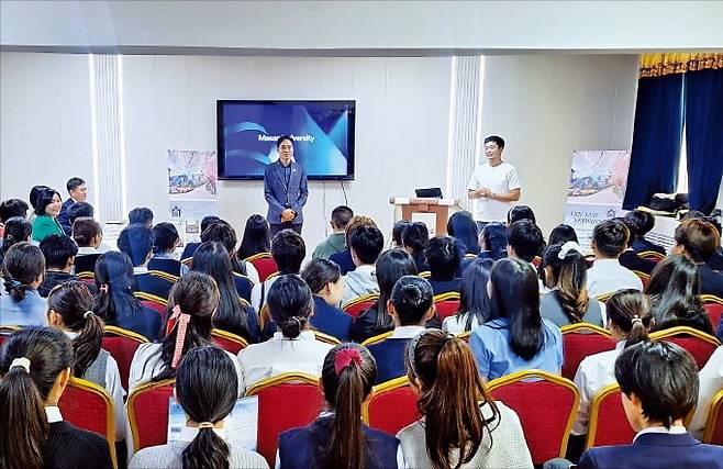 경남대표단은 지난 19일 몽골 울란바토르 37번 학교에서 유학설명회를 열었다.  /경상남도 제공