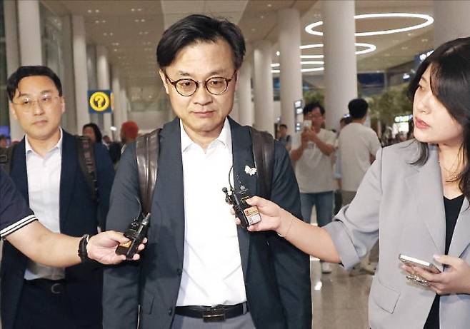 김정관 산업통상자원부 장관이 대미 협상을 마치고 귀국하는 모습. / 연합뉴스