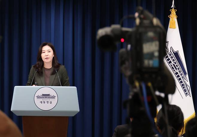 강유정 대변인이 26일 서울 용산 대통령실에서 브리핑을 하고 있다. 대통령실사진기자단